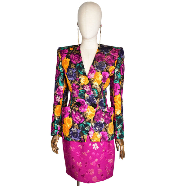 ODICINI Couture suit with blazer/jacket and skirt. Vintage 1980. Silk fabric with golden threads. Lined with black satin. Floral print.