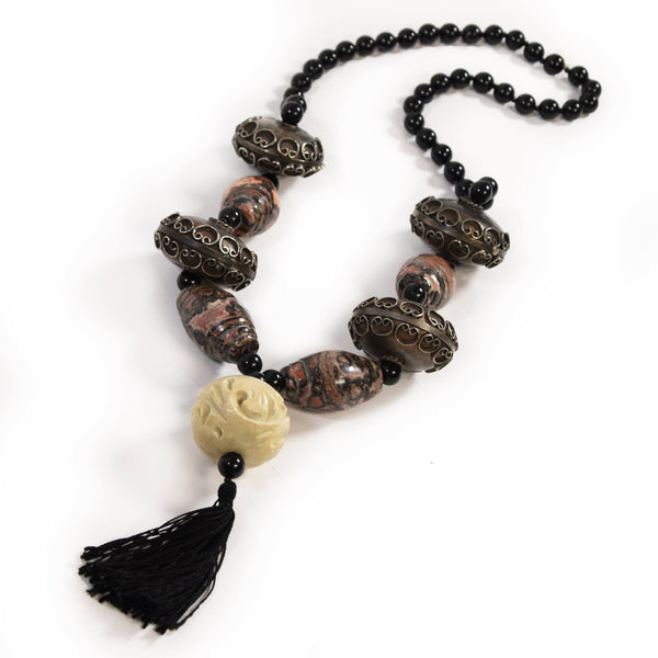 VINTAGE ethnic necklace with metal and stone beads, vintage tassel necklace from the 1980s, black and old silver tone ethnic style necklace.